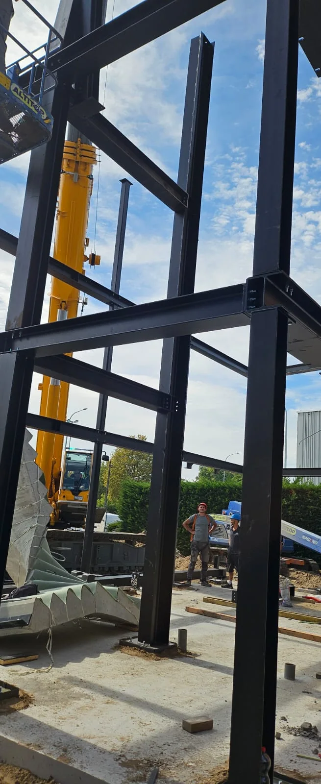 Detail staalstructuur kolommen en liggers verankerd op nieuwe funderingszolen