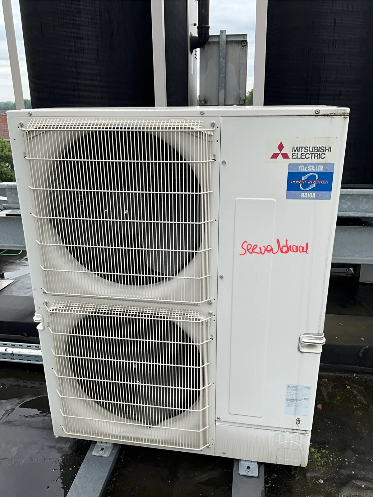 Bestaande warmtepomp buitenunits op het dak van WZC Zorg Stekene