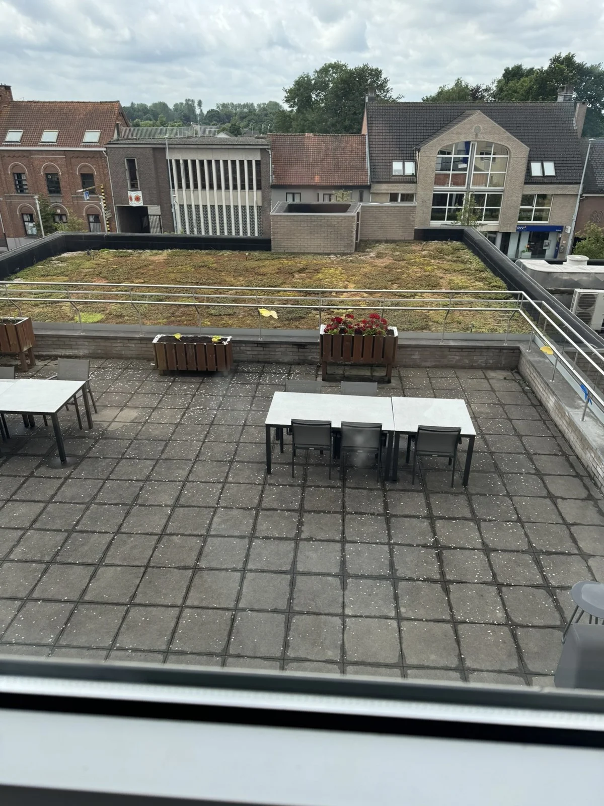 Dakterras met extensief groendak op het dak van WZC Zorg Stekene